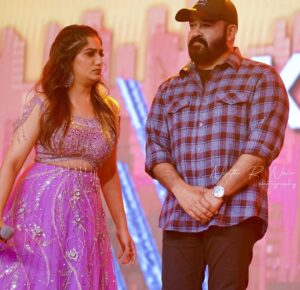 Arya Instagram - ലാലേട്ടാ ... ഇപ്പോ ശെരിയാക്കി തരാം 🤪😬

Yet another stage.. yet another time .. yet another beautiful memory ❤️.. with the one and only @mohanlal .. 

Pc @nijithrnair 

#lovemyjob #mohanlal #emcee 
#eventlife #picofday