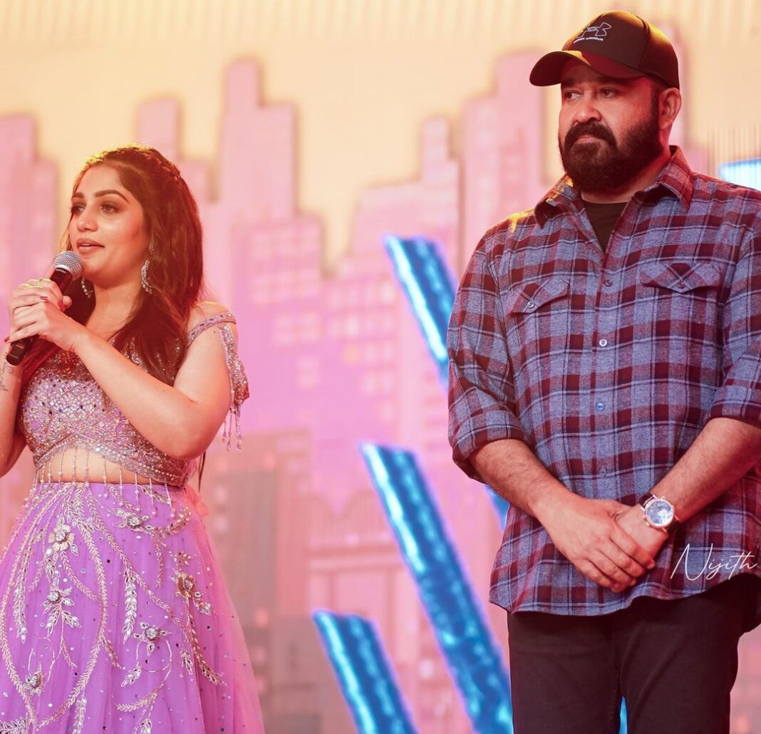 Arya Instagram - ലാലേട്ടാ ... ഇപ്പോ ശെരിയാക്കി തരാം 🤪😬 Yet another stage.. yet another time .. yet another beautiful memory ❤️.. with the one and only @mohanlal .. Pc @nijithrnair #lovemyjob #mohanlal #emcee #eventlife #picofday