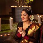 Arya Instagram – Happy Diwali 🪔 

Pc @plan.b.actions 
Saree @kanchivaram.in 
Styling @sabarinathk_ 
MUA @vikramanvijitha 
Hair @chan_aneesh 
Photography asst @dayonphotos 
Art by @silvester_attractte 

#diwali #2022 #festivevibes #happiness #positivevibes #lights #instagood #aryabadai