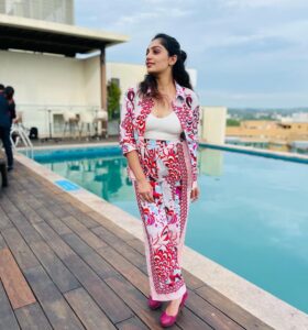 Arya Instagram - Getting myself some FLAMINGO vibes for today 🦩❤️

#vibes #allaboutadventures #selflove #fashioninsta #dressup