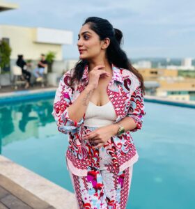Arya Instagram - Getting myself some FLAMINGO vibes for today 🦩❤️

#vibes #allaboutadventures #selflove #fashioninsta #dressup