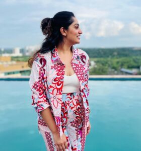 Arya Instagram - Getting myself some FLAMINGO vibes for today 🦩❤️

#vibes #allaboutadventures #selflove #fashioninsta #dressup