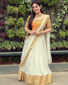 Arya Instagram - ഓണം 2022 🌼

Costume @aroya_by_arya_resmi 
Styling @sabarinathk_ 
MUA @shoshank_makeup 
Jewelry @parakkat_jewels 
Pc @gananbabu 

#onam2022 #festivevibes #kerala #positivevibes #aryabadai #dressup