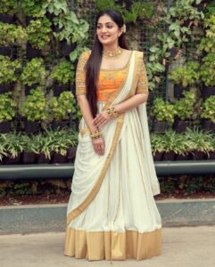 Arya Instagram - ഓണം 2022 🌼

Costume @aroya_by_arya_resmi 
Styling @sabarinathk_ 
MUA @shoshank_makeup 
Jewelry @parakkat_jewels 
Pc @gananbabu 

#onam2022 #festivevibes #kerala #positivevibes #aryabadai #dressup