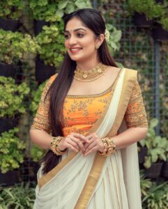 Arya Instagram - ഓണം 2022 🌼

Costume @aroya_by_arya_resmi 
Styling @sabarinathk_ 
MUA @shoshank_makeup 
Jewelry @parakkat_jewels 
Pc @gananbabu 

#onam2022 #festivevibes #kerala #positivevibes #aryabadai #dressup