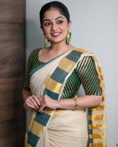 Arya Instagram - ഓണം 2022 🌸

MUA @shoshank_makeup 
Styling @sabarinathk_ 
Pc @gananbabu 
Saree @supriya_weavers_kuthampully 
Jewelry @parakkat_jewels 

#onam2022 #festivevibes #sareelovers #kerala #postivevibes 
#aryabadai
