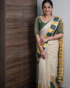 Arya Instagram - ഓണം 2022 🌸

MUA @shoshank_makeup 
Styling @sabarinathk_ 
Pc @gananbabu 
Saree @supriya_weavers_kuthampully 
Jewelry @parakkat_jewels 

#onam2022 #festivevibes #sareelovers #kerala #postivevibes 
#aryabadai