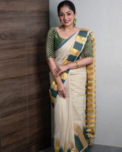 Arya Instagram - ഓണം 2022 🌸

MUA @shoshank_makeup 
Styling @sabarinathk_ 
Pc @gananbabu 
Saree @supriya_weavers_kuthampully 
Jewelry @parakkat_jewels 

#onam2022 #festivevibes #sareelovers #kerala #postivevibes 
#aryabadai