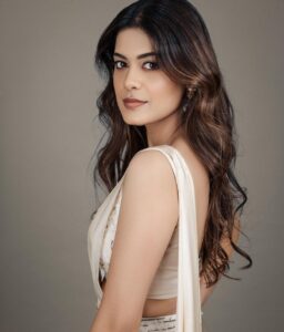 Asha Bhat Instagram - 🕊️🕊️🕊️

Styled by @dilesha_shafa 
Outfit  @prashantikumarlabel
Jewelry @karnikajewelshybd
Makeup/ hair @shivani.shettyehmua 
📷 @pranav.foto 
#oridevuda