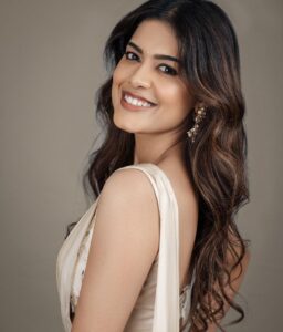 Asha Bhat Instagram - 🕊️🕊️🕊️

Styled by @dilesha_shafa 
Outfit  @prashantikumarlabel
Jewelry @karnikajewelshybd
Makeup/ hair @shivani.shettyehmua 
📷 @pranav.foto 
#oridevuda