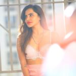 Ashu Reddy Instagram - Tripping over the last picture 🫠☺️♥️ #ashureddy #beingme #rosegold #photooftheday @naveen_photography_official 👁️