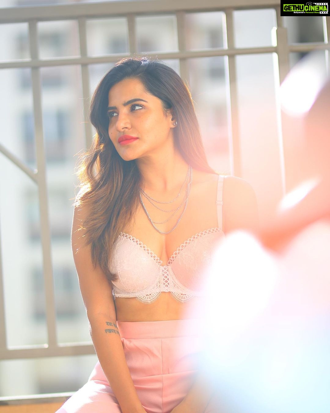 Ashu Reddy Instagram - Tripping over the last picture 🫠☺️♥️ #ashureddy #beingme #rosegold #photooftheday @naveen_photography_official 👁️