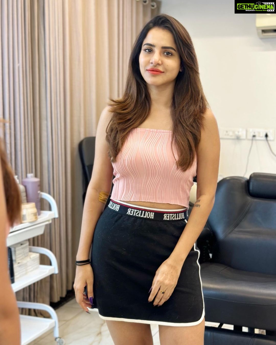 Ashu Reddy Instagram - A simple and good haircut day! ♥️ #ashureddy @_hairline_studio_ #hairstyles #simplebutbeautiful 🍓