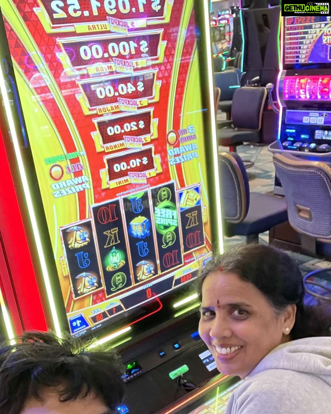 Ashu Reddy Instagram - MY MOM nicely enjoying in the USA. Leaving me alone at home 🫤😭🤒 thanks for this experience @divvik 😫 #ashureddy #missingmommy #comebacksoon ⏱️
