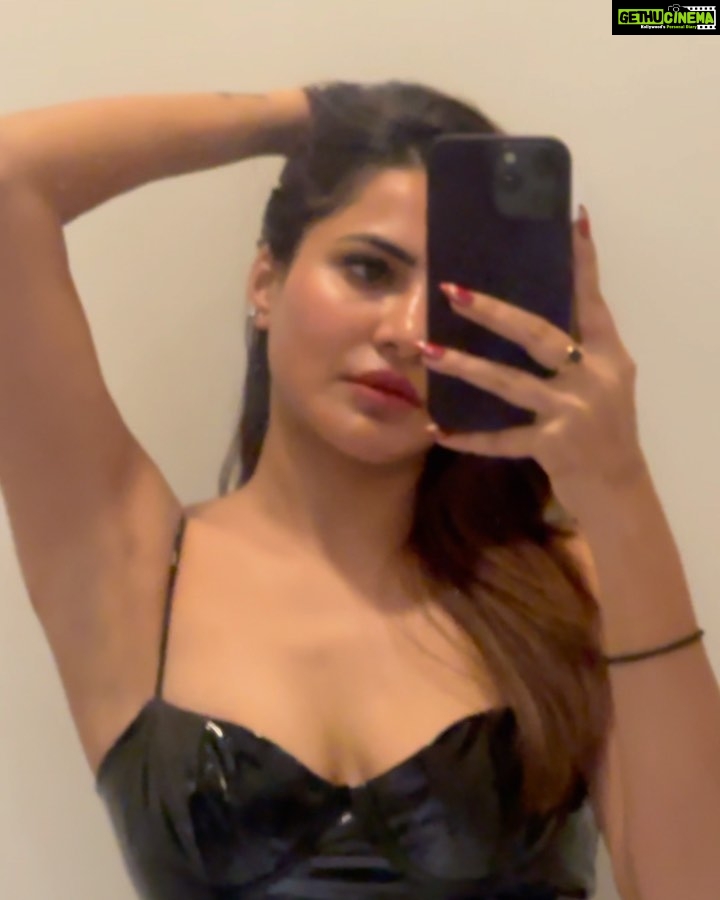 Ashu Reddy Instagram - Mirror selfies are fun only if the mirrors are clean !! 🤓🤷🏻♀️ #ashureddy #shoppingday #mirrorselfie #itsagirlthing 🐸 #nofilter Dallas, Texas