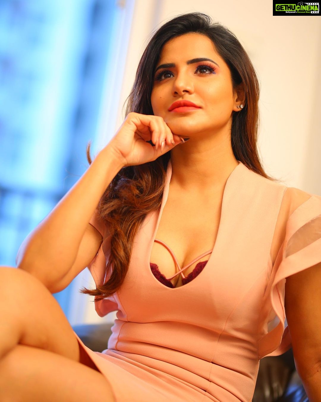Ashu Reddy Instagram - Just staring at the way you stare at me ☀️💋 #ashureddy #beigepalette #photooftheday #tbm