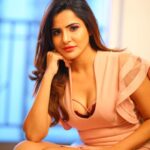 Ashu Reddy Instagram - Just staring at the way you stare at me ☀️💋 #ashureddy #beigepalette #photooftheday #tbm