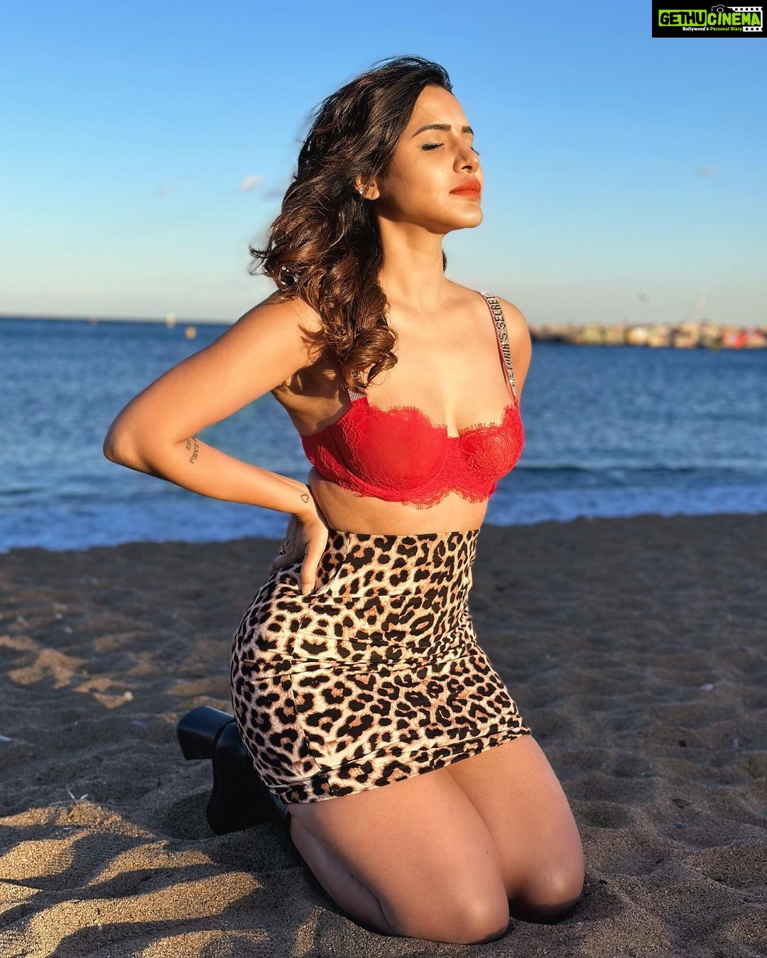 Ashu Reddy Instagram - I belong to the wild, beach I mean!! ☀️💋♥️ #ashureddy #beachvibes #waterbaby🐳 #newmexico #traveladdict 🛫 New Mexico