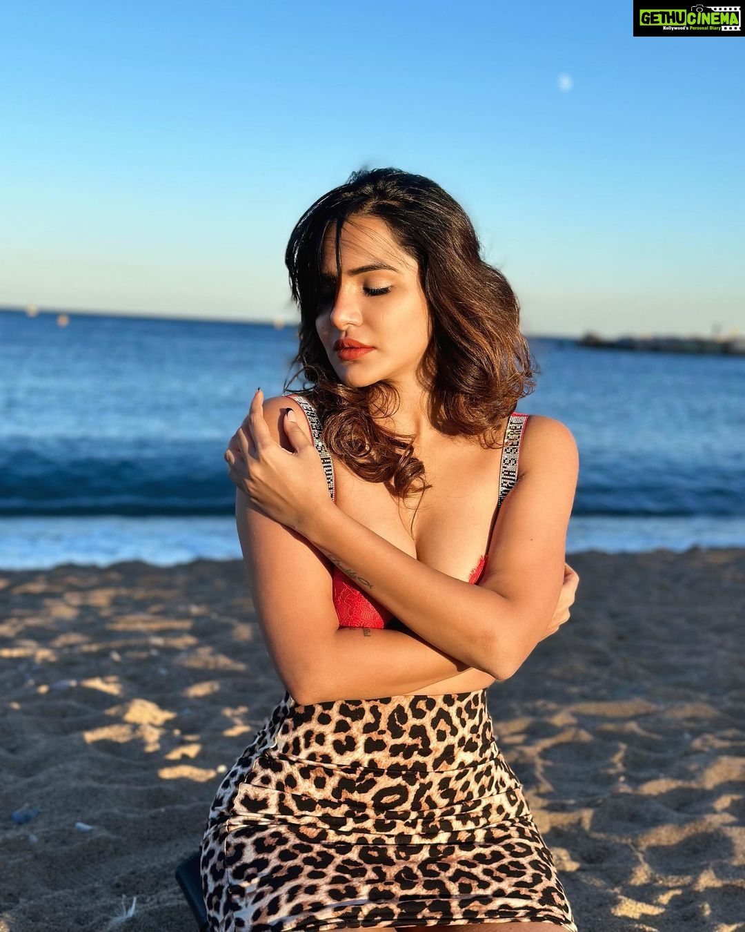 Ashu Reddy Instagram - I belong to the wild, beach I mean!! ☀️💋♥️ #ashureddy #beachvibes #waterbaby🐳 #newmexico #traveladdict 🛫 New Mexico