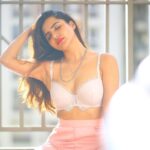 Ashu Reddy Instagram - Tripping over the last picture 🫠☺️♥️ #ashureddy #beingme #rosegold #photooftheday @naveen_photography_official 👁️