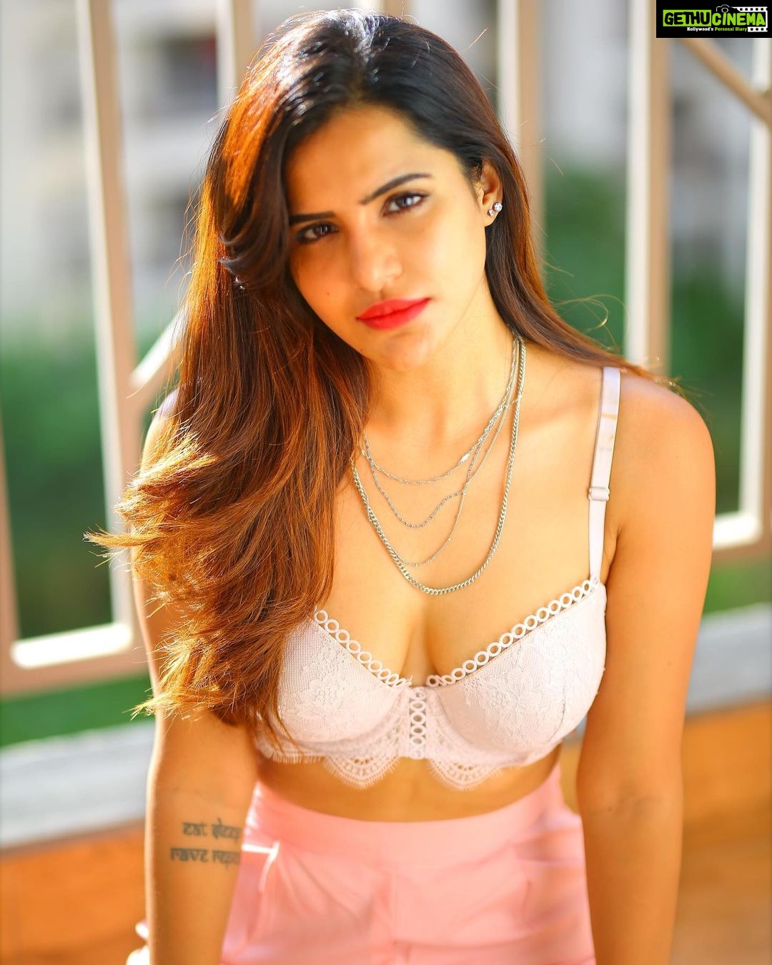 Ashu Reddy Instagram - Rescheduled summer to winter ❄️👁️ #ashureddy #summervibes☀️ #photoshoot @naveen_photography_official ⭐️