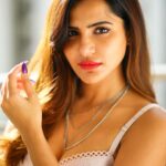 Ashu Reddy Instagram - Kinda have feelings, kinda heartless 🍓⭐️ #ashureddy #feelinggood #photogrid @naveen_photography_official