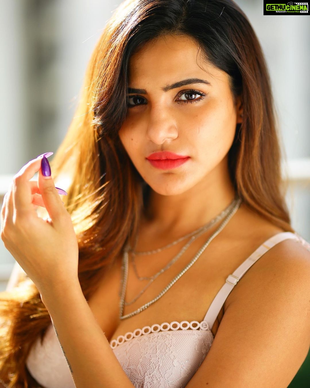 Ashu Reddy Instagram - Kinda have feelings, kinda heartless 🍓⭐️ #ashureddy #feelinggood #photogrid @naveen_photography_official