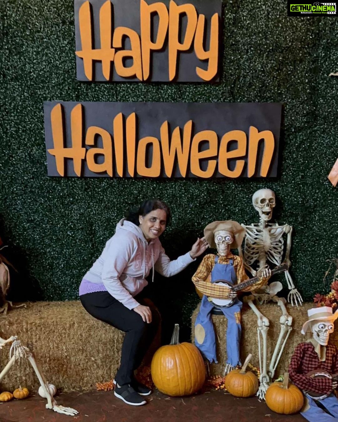 Ashu Reddy Instagram - MY MOM nicely enjoying in the USA. Leaving me alone at home 🫤😭🤒 thanks for this experience @divvik 😫 #ashureddy #missingmommy #comebacksoon ⏱️
