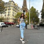 Ashu Reddy Instagram - Apna time ayega 🙋🏻‍♀️🐸🥑 #ashureddy #streetsofparis 👀 #byebyefrance🇫🇷