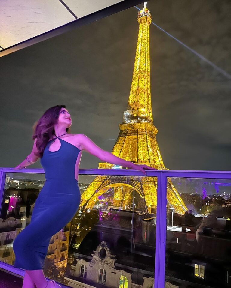 Ashu Reddy Instagram - City of love and lights 🌹❣️🥹 #ashureddy #parisfrance #travellover #onelifebaby✌ #thisplaceisbeautiful 🤎 Paris Effiel Tower