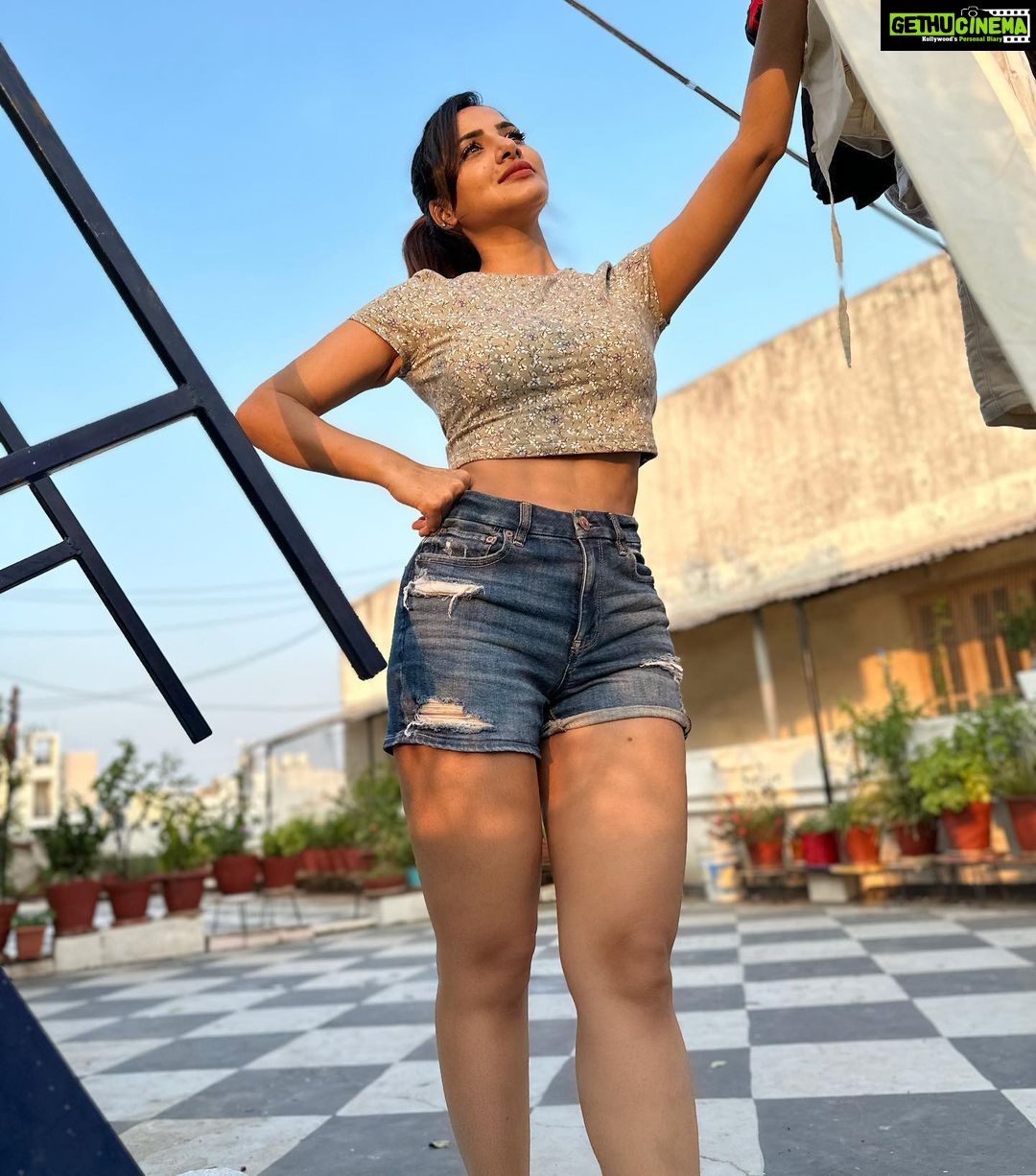Ashu Reddy Instagram - Terrace stories 🍉😊♥️ #ashureddy #exploringterrace 🙋🏻♀️ PC @actressrohini ☀️