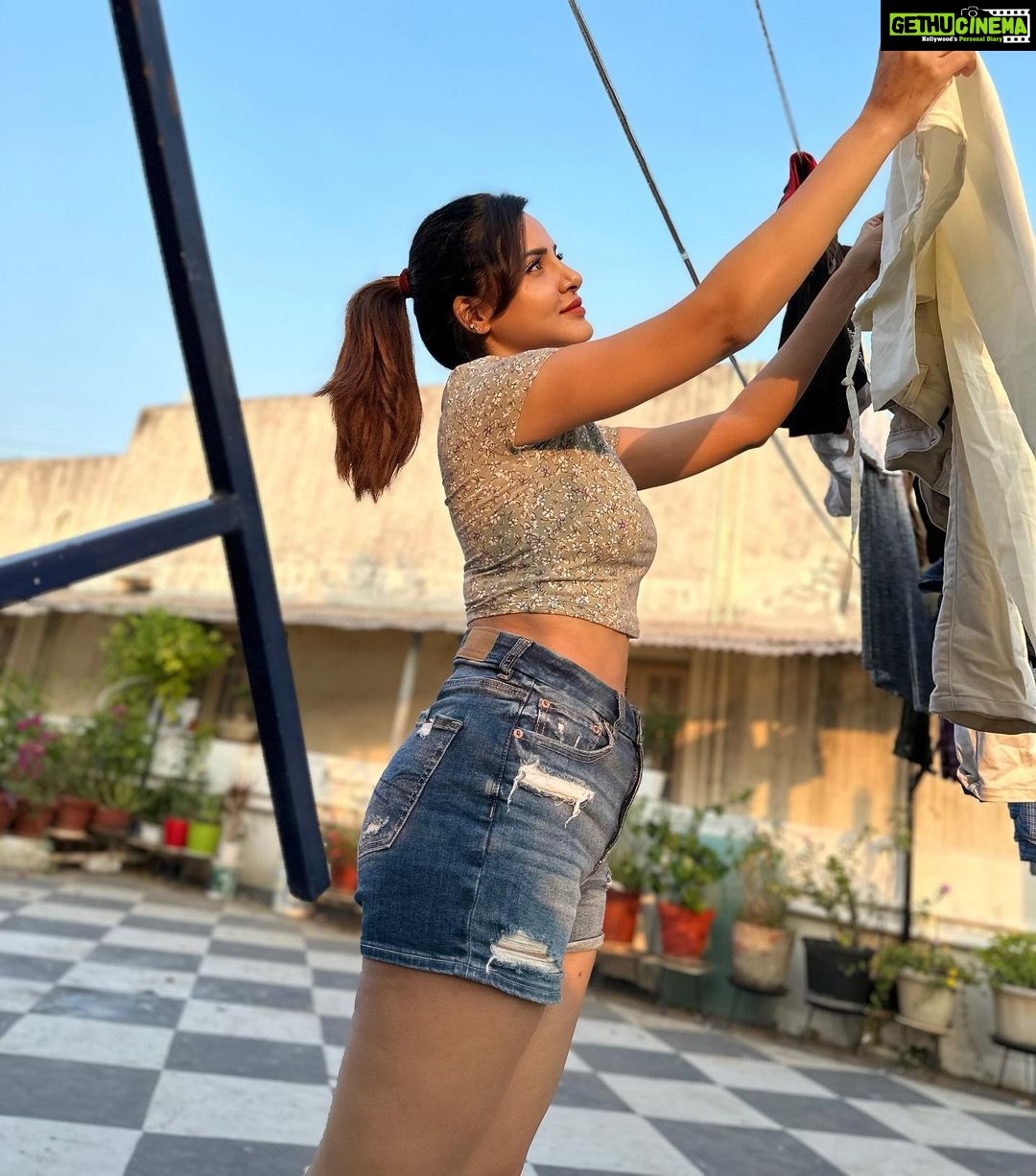 Ashu Reddy Instagram - Terrace stories 🍉😊♥️ #ashureddy #exploringterrace 🙋🏻♀️ PC @actressrohini ☀️
