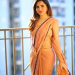 Ashu Reddy Instagram - Golden hours ⭐️👁️♥️🪔 #ashureddy #diwalispecial #goldenhourlight #photooftheday @naveen_photography_official Saree @navya.marouthu 👗 earrings @louisvuitton ❄️