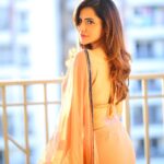 Ashu Reddy Instagram - Golden hours ⭐️👁️♥️🪔 #ashureddy #diwalispecial #goldenhourlight #photooftheday @naveen_photography_official Saree @navya.marouthu 👗 earrings @louisvuitton ❄️