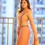 Ashu Reddy Instagram - Golden hours ⭐️👁️♥️🪔 #ashureddy #diwalispecial #goldenhourlight #photooftheday @naveen_photography_official Saree @navya.marouthu 👗 earrings @louisvuitton ❄️
