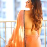 Ashu Reddy Instagram - Golden hours ⭐️👁️♥️🪔 #ashureddy #diwalispecial #goldenhourlight #photooftheday @naveen_photography_official Saree @navya.marouthu 👗 earrings @louisvuitton ❄️