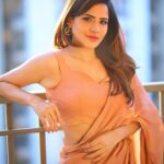Ashu Reddy Instagram - Golden hours ⭐️👁️♥️🪔 #ashureddy #diwalispecial #goldenhourlight #photooftheday @naveen_photography_official Saree @navya.marouthu 👗 earrings @louisvuitton ❄️