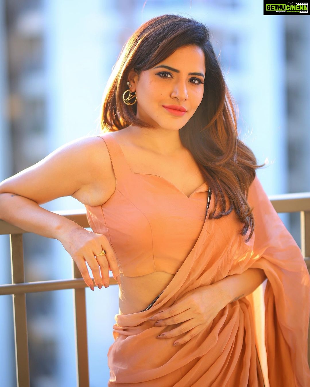 Ashu Reddy Instagram - Golden hours ⭐️👁️♥️🪔 #ashureddy #diwalispecial #goldenhourlight #photooftheday @naveen_photography_official Saree @navya.marouthu 👗 earrings @louisvuitton ❄️