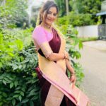 Athulya Ravi Instagram – தீப ஒளி உங்கள் வீட்டை அழகாக ஒளிரச் செய்து உங்கள் வாழ்க்கைக்கு மேலும் அர்த்தத்தை சேர்க்கட்டும். இனிய தீபாவளி வாழ்த்துகள்!🪔🪔 #happydiwali #diwali #diwaliwithfamily💕 #coimbatore !! 
Saree @kovaipattu ❤️