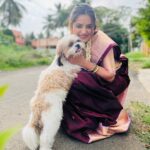 Athulya Ravi Instagram – தீப ஒளி உங்கள் வீட்டை அழகாக ஒளிரச் செய்து உங்கள் வாழ்க்கைக்கு மேலும் அர்த்தத்தை சேர்க்கட்டும். இனிய தீபாவளி வாழ்த்துகள்!🪔🪔 #happydiwali #diwali #diwaliwithfamily💕 #coimbatore !! 
Saree @kovaipattu ❤️