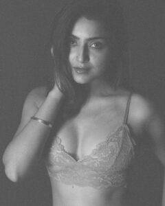 Avantika Mishra Instagram - Lone wolf! 
.
.
@pranav.foto convinced me to post this 📸 😛