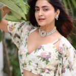 Avantika Mishra Instagram - Here’s to new beginnings. Started my November with a very exciting project in Tamil 🧿💚 so grateful for everything TN continues to give me. 🙏 #OnwardAndUpward Outfit by @ewoke.studio Jewelery by @mspinkpantherjewel Photography @arunprasath_photography Chennai, India
