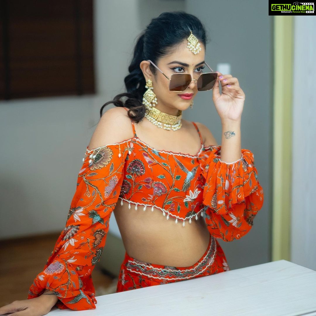 Avika Gor Instagram - #biggbosstelugu #diwalispecial @starmaa @disneyplushstel @disneyplushotstar Styled by @reshma_stylist Outfit @kastaan_ Jewellery @justjadaujewellery @yourspex Photography @they_call_me_keshu Managed by @viniyardfilms @umediaentartainments