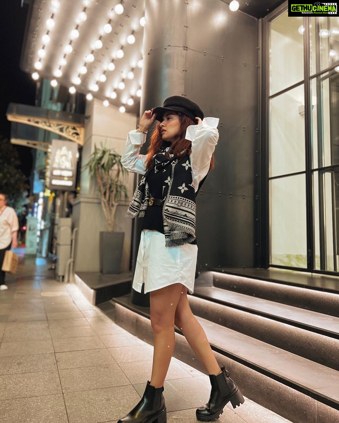 Avneet Kaur Instagram - Falling in love with the streets of Istanbul.🖤✨🍂 #throwback #istanbul #whatiwore #styledbyme Istanbul, Turkey