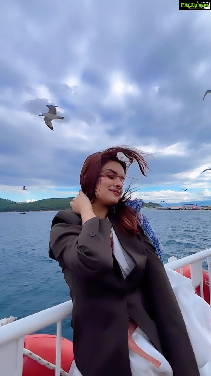 Avneet Kaur Instagram - 💙🌊 #throwback #reelsinstagram #reelitfeelit #istanbul