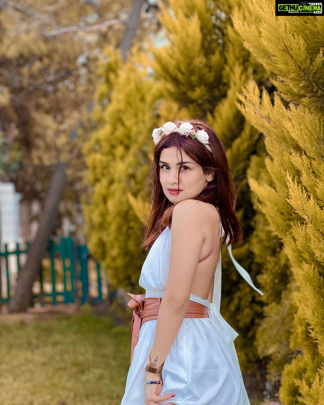 Avneet Kaur Instagram - Darling don't be afraid I have loved you For a thousand years I'll love you for a thousand more 🤍🍁🍂 Antalya, Turkey