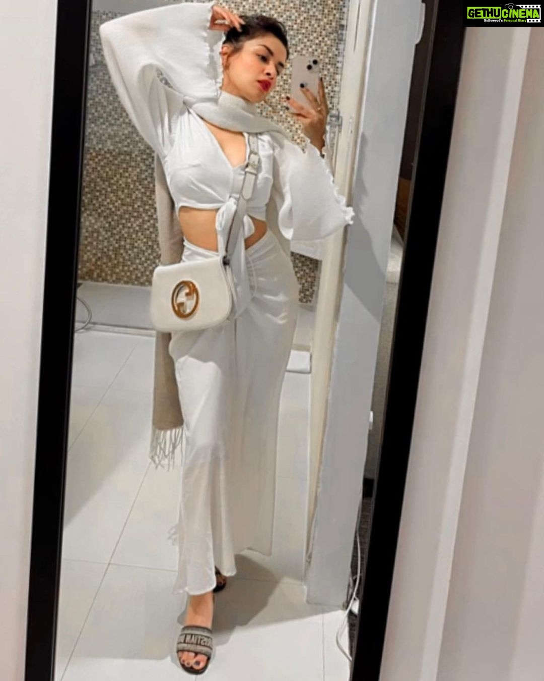 Avneet Kaur Instagram - Vibe check 🤍❕#airportlook #styledbyme #allwhite