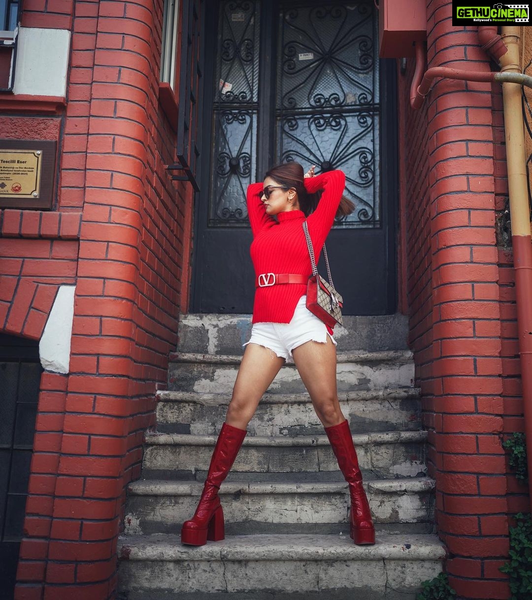 Avneet Kaur Instagram - You don't own me I'm not just one of your many toys ❤️🔥 #styledbyme #throwback #istanbul #balat 📸- @simurg.photography Balat - Istanbul
