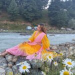 Bhanu Sri Mehra Instagram - 🌻 #beatyofkashmir #bhanusree #southindianfashion #actorslife #busy