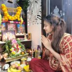 Bhanu Sri Mehra Instagram - Sree Vakratunda mahayakaya suryakoti samapraba nirvignam kuru me deva sarva kaaryeshu sarvada ✨️ Happy Ganesh Chaturti 🔱❤️ #God #devotional #feellingblessed #ganeshchaturthi #treditional #bhanusree🔥❤️